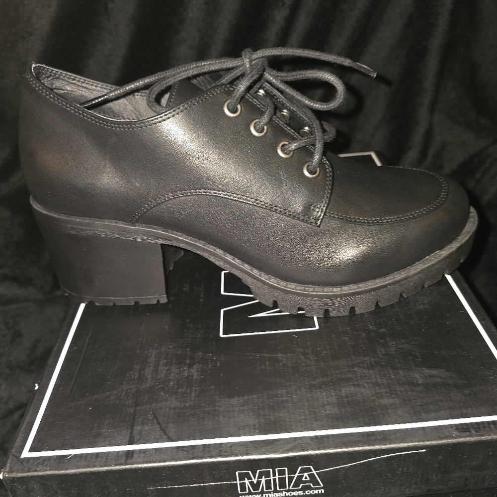 **Elevate Your Style with "The Vicki" by Mia